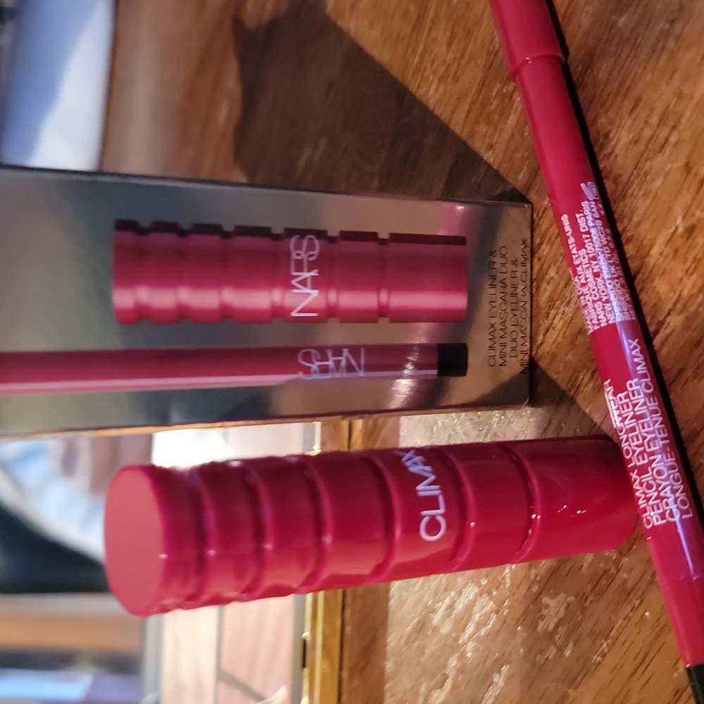 NARS Makeup Set with Pink and Red Shades - Picture 2 of 12